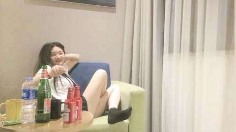 迷妹推荐--总是能约到妹纸，甜美短裙小姐姐，玩玩游戏喝酒，脱下内衣揉奶猛操