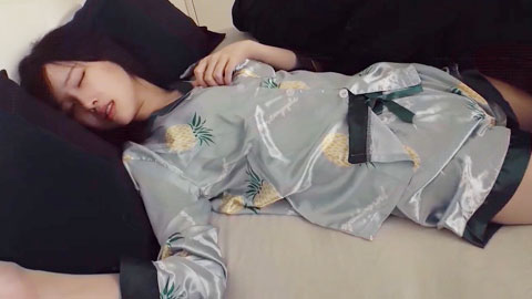 迷妹推荐--猥琐不良少年大胆直接把姐姐迷J了真的很刺激