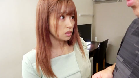 被淫荡老头店长强迫不穿内裤不穿胸罩为顾客服务并成为他的乐趣_001