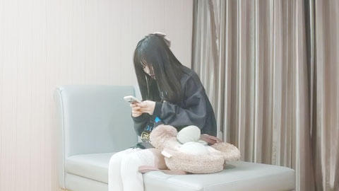 迷妹推荐--长腿美女，一对吊钟大胸，大屌狂插穴，再度操服一个