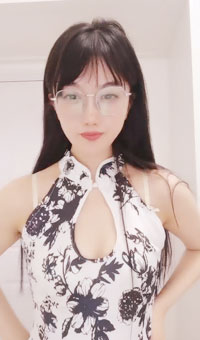 戴眼镜气质女神，身穿旗袍自慰