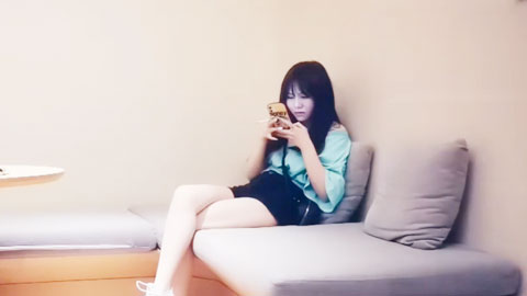 迷妹推荐--较小身材妹子，口交舔弄后入大力猛操呻吟，很是诱惑喜欢不要错过