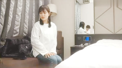 迷妹推荐-- 白衣清纯乖巧小妹，舌功一流蹲着猛舔，后入爆操大屁股奶子