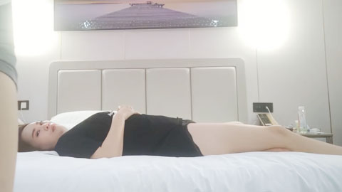 迷妹推荐--漂亮小姐姐一同驱车赶往酒店，极品大胸，可遇不可求，舔穴啪啪，高潮迭起