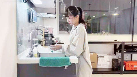 迷妹推荐--家政妇小咪做家事时 都在想念曾经交手过的好屌们-二集