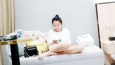 迷妹推荐--酒店偷拍外围，丸子头女神清纯可爱身材好，纤纤细腰后入最适合