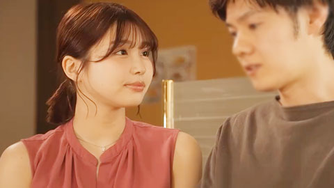 一名淫荡、大屁股的房地产女士欺骗了一对来看房子并打算一起居住的夫妇，并让他们射在她体内_001