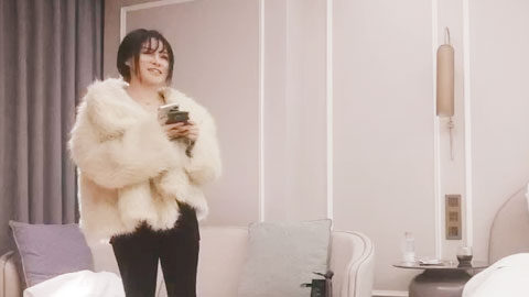 迷妹推荐--丰乳肥臀肉感身材，掰开小逼看看，翘起屁股后入式，搞得太猛妹子受不了