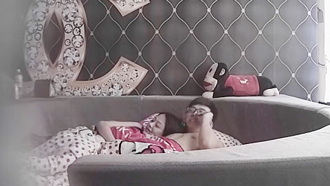 迷妹推荐--对白清晰香奈儿主题情趣套房TP金链哥和单位长发美乳少妇激情说床太小了施展不开