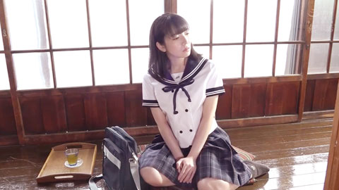 沉溺在和大叔的体液交换接吻之中～有着不象话奶子的制服美少女-