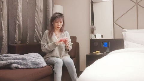 迷妹推荐--再约牛仔裤美妞，超近视角深喉扣穴，很敏感没搞几下就高潮，后入撞击屁股啪啪声，最后直接被干哭