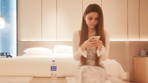 迷妹推荐--高价网约超高颜值长发美女，清纯脸庞下一对大奶，后入快速猛操非常诱人