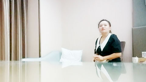 迷妹推荐--深夜约肉肉大奶骚女，丝袜大屁股舔屌，抬起双腿正入猛操，上位骑乘后入肥臀