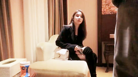 迷妹推荐--高颜值性感黑衣妹子啪啪，口交互舔床边抱腿大力抽插猛操