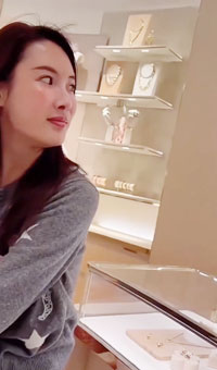 合肥lv柜姐勾引聊骚已婚男客户被原配抓奸大闹商场，现柜姐已离职