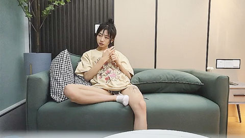 迷妹推荐--青春美少女，80多斤纤细美腿，高清拍摄超近视角，骑乘抽插站立后入