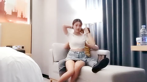 迷妹推荐--酒店2000元约嫖学院派兼职美女，笑死人油哥给妹子舔逼被嗝了个屁