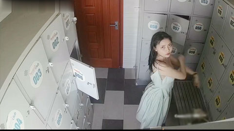 迷妹推荐--更衣室悄悄安装摄像头偷拍高颜值美女换泳衣