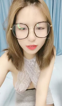 纯天然吊钟乳眼镜妹~