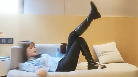 迷妹推荐--蓝衣网红脸妹子啪啪，妖小的来性感，口交摸逼抬腿侧入上位骑坐大力猛操