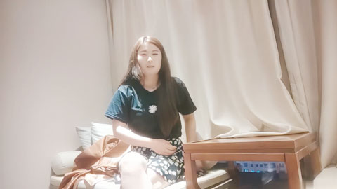 迷妹推荐--良家气息浓郁的小少妇，一把扯开内裤抠穴，白嫩听话口交卖力，后入水声潺潺欲望强烈