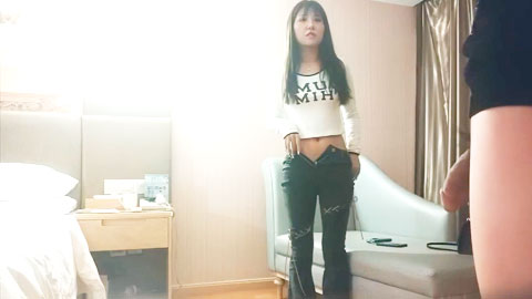 迷妹推荐--外围牛仔裤美女，现金支付掏出大屌深喉，掰开双腿怼着操穴猛操