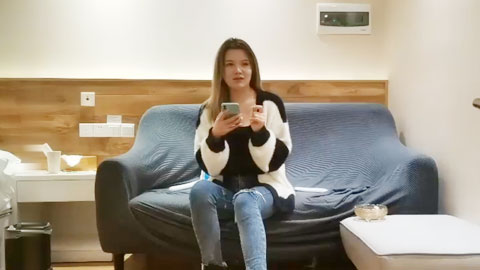 迷妹推荐--深夜场牛仔裤少妇，69姿势互舔口交上位骑坐侧入抽插猛操