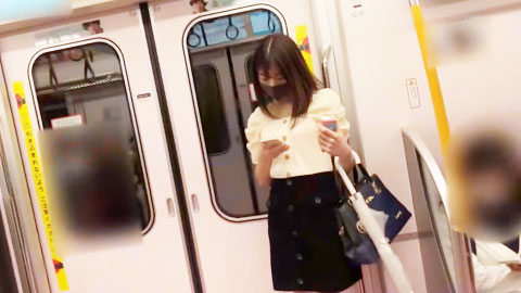 猥琐男地铁站尾随美女星巴克下药迷晕