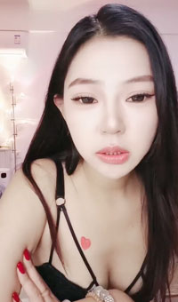 颜值能打一切网红，爆炸美死了【月亮躲在云朵】极品白虎炮架子自慰喷水