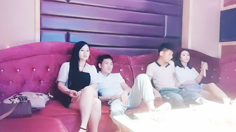 迷妹推荐--KTV小妹一人一个沙发上翘起屁