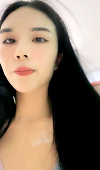 极品颜值女神小美！没男人道具自慰！伸进内裤摸穴多是淫水，跳蛋震动骚穴，搞的小穴湿哒哒