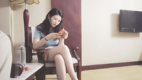 迷妹推荐--深夜短裙妹，撩起衣服揉捏奶子随意玩弄，蹲着深喉口交大屌，骑乘猛操拉着手后入抽插