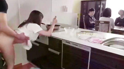 客人都在呢 就在柜台后面被老公射在屁股上