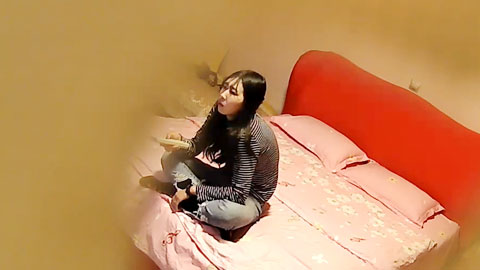 迷妹推荐--钟点房小情侣开房干炮，被摄像头偷拍，小姐姐有点饥渴，一顿亲很想要，扣弄骚穴，搂着脖子爆操，骑坐抽插搞了两炮