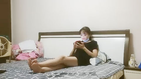 迷妹推荐--黑丝大长腿太迷人，喜欢手指戴套扣逼，扛着双腿操，小少妇被操的直哼哼，用力过猛，套子都被干破了