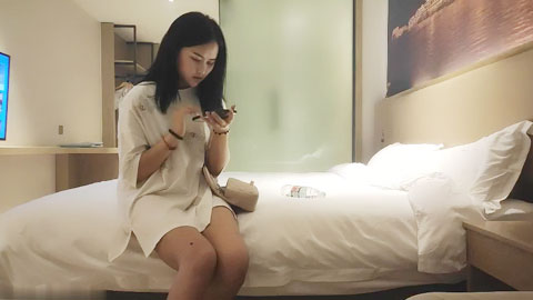 迷妹推荐--白衣外围妹，蹲着深喉口交硬了开操，后入撞击啊啊叫操的受不了，速度搞完让妹子走人