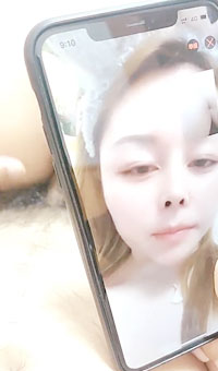 KU【约啪】戴上狼牙套干着小骚逼还跟女网友视频撩骚，享受小骚逼的口交乳交抽插服务，开视频看着女网友的奶子骚逼撩骚