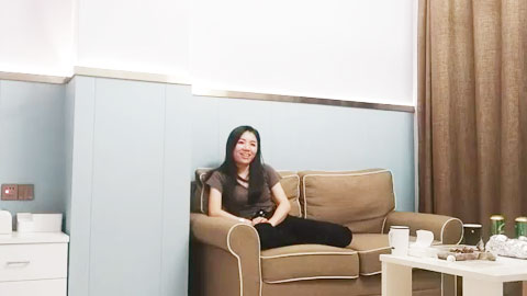 迷妹推荐--28岁白领丽人，一桌子啤酒喝完，激情床上开战，对白精彩