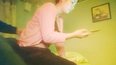 迷妹推荐--没办法套路蹭逼，吸奶子摸逼，脱裤子坐老王脸上69打飞机，就是不给操，硬给老王撸出来。