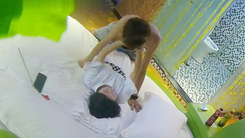 迷妹推荐--绿叶房高清偷拍学生小情侣舔逼插嘴后入各种花样都很娴熟