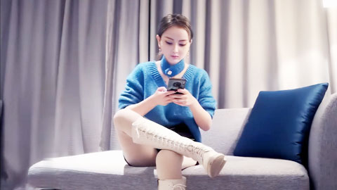 迷妹推荐--高颜蓝色毛衣妹，性感沙嗓很沉醉