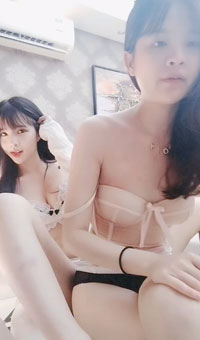 女神颜值姐妹花！一线天肥穴美女！双女激情极度诱惑，包臀裙红色丝袜，假屌自慰互舔骚逼