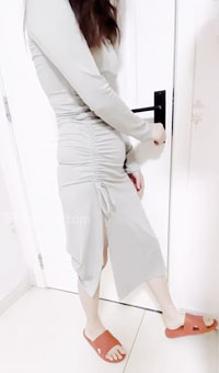 一边摸着骚逼表姐一边在她耳朵旁悄悄说着骚话，没想到在操的过程中她儿子还过来了 让我看看这骚货如何打发儿子的