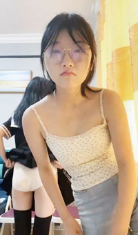 班花学妹和同学去酒店直播！她们在尽力出位，简直让人垂涎