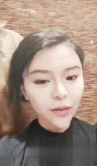 真大胆_时尚性感大美女和闺蜜到理发店做造型时故意掀开裙子露出逼逼勾引理发师,最后家中一起群交啪啪,国语!