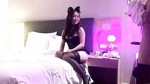 迷妹推荐--今晚极品甜美嫩妹，换上猫女郎情趣装，吊带黑丝高跟鞋，扶着美臀骑乘猛操深插