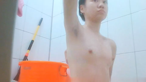 放暑假去舅妈家玩浴室放摄像头偷拍_表姐洗澡腋下刚长几根小黑毛很是性感