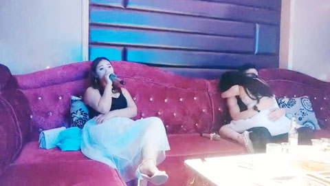 迷妹推荐--歌厅沙发主战场_兄弟俩找两个漂亮公主激情4P大战_怼着美女对着操