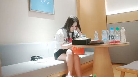 迷妹推荐--长相甜美白色T恤妹子，近距离特写扣弄一线天粉穴，后入抽插表情清晰可见