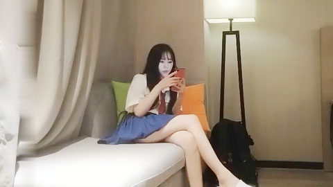 迷妹推荐--清纯校园风外围小姐姐，沙发调情玩穴啪啪，肤白貌美可人小娇娘1